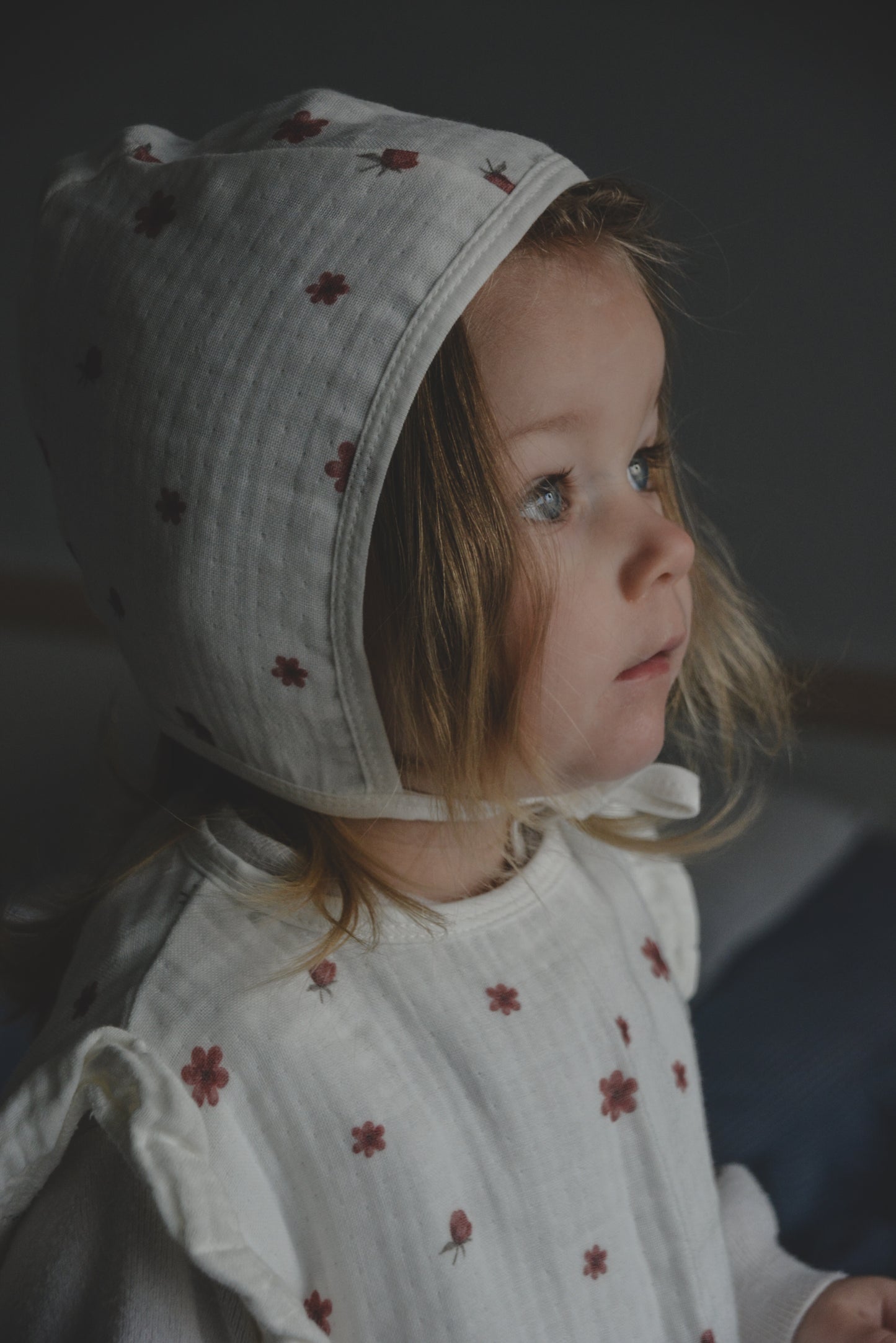 Rode bloemen Slabbetje & Bonnet | Organic Muslin