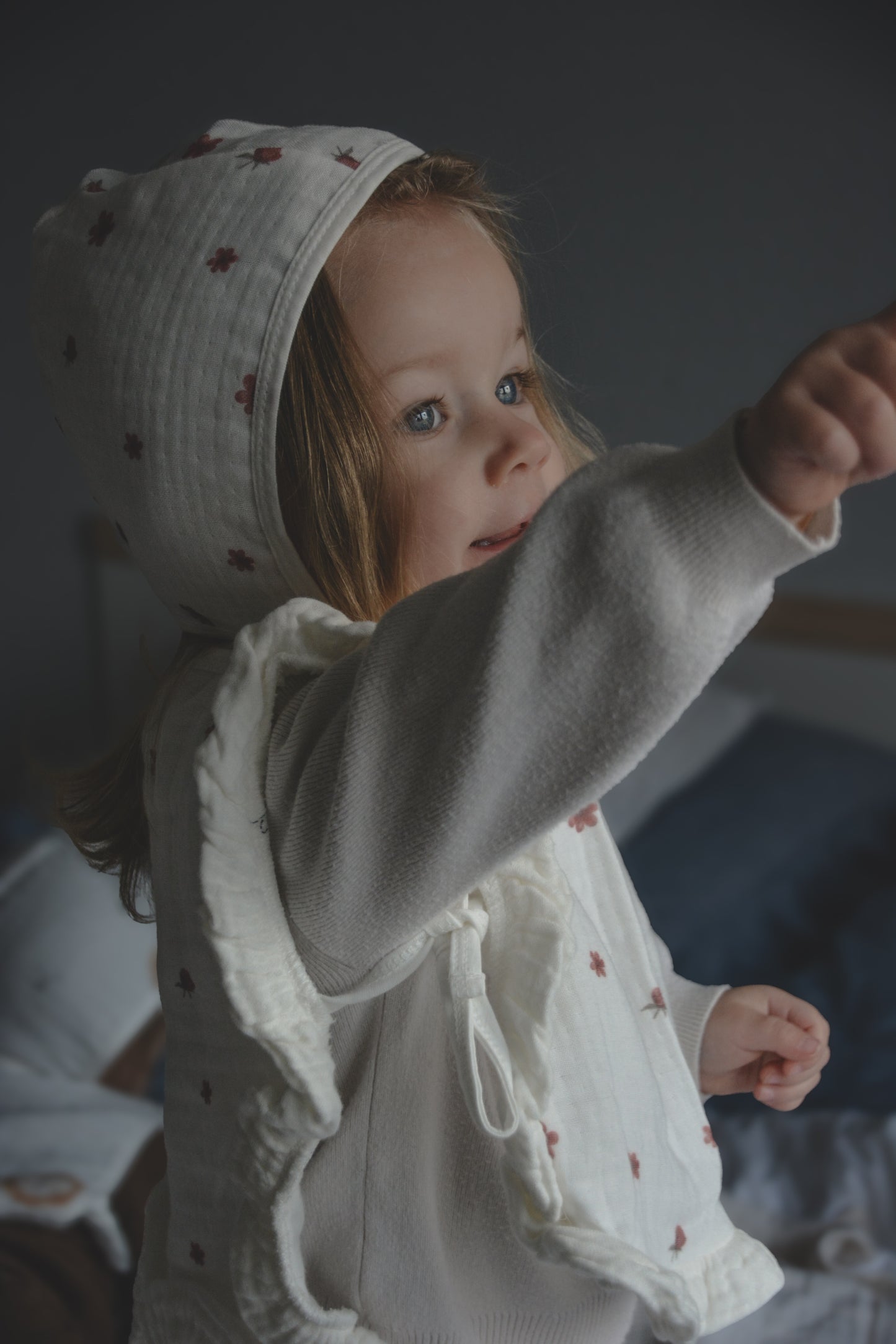 Rode bloemen Slabbetje & Bonnet | Organic Muslin
