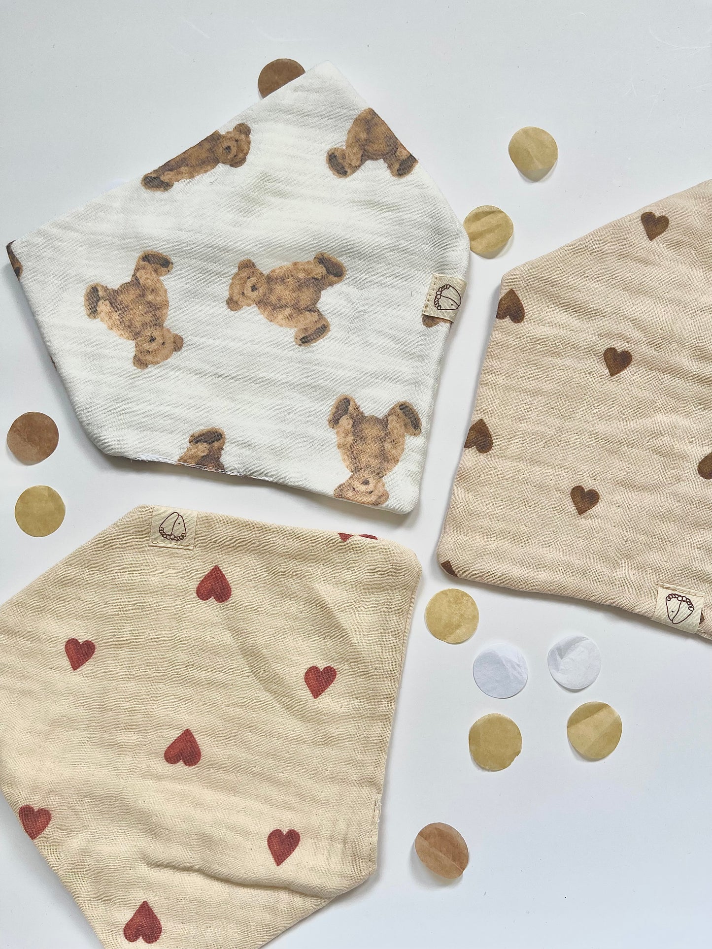 Mousseline slabbetje met hartjes