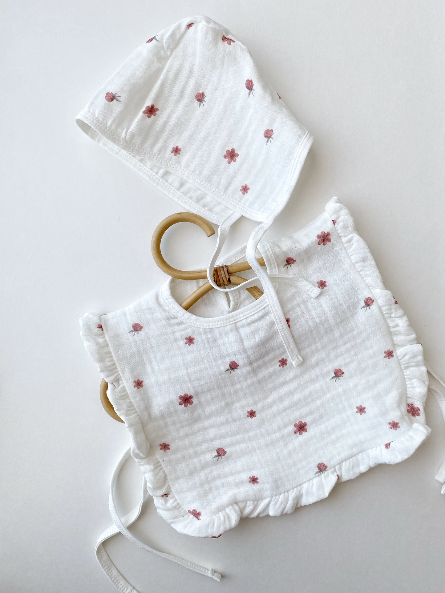 Rode bloemen Slabbetje & Bonnet | Organic Muslin