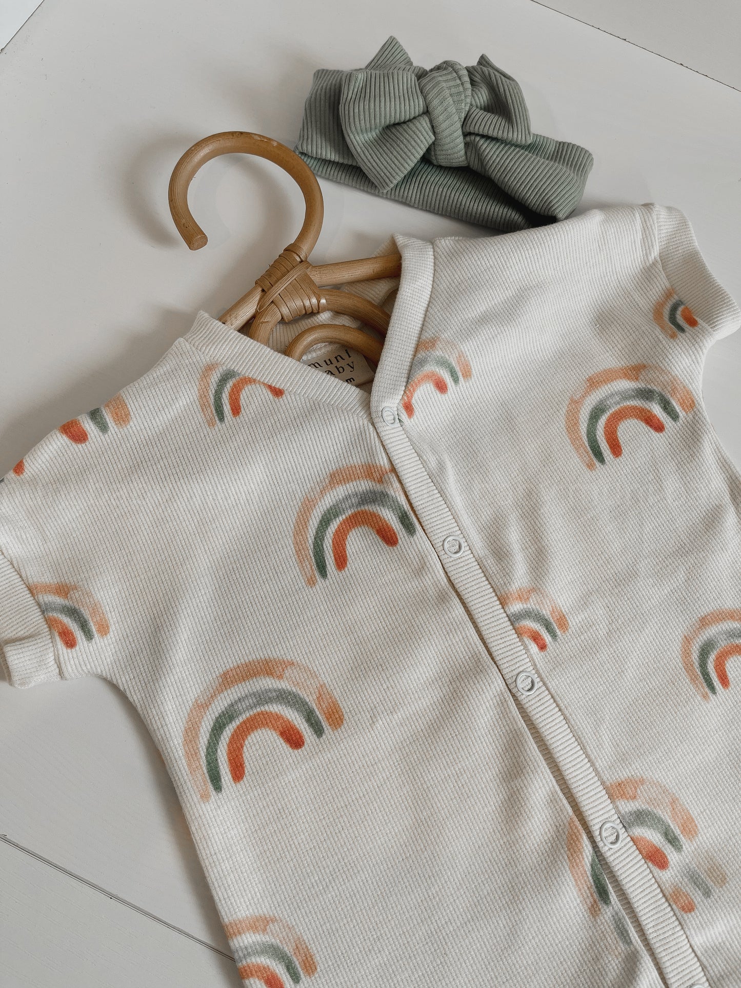 Kurzarm-Babyanzug mit Regenbogen