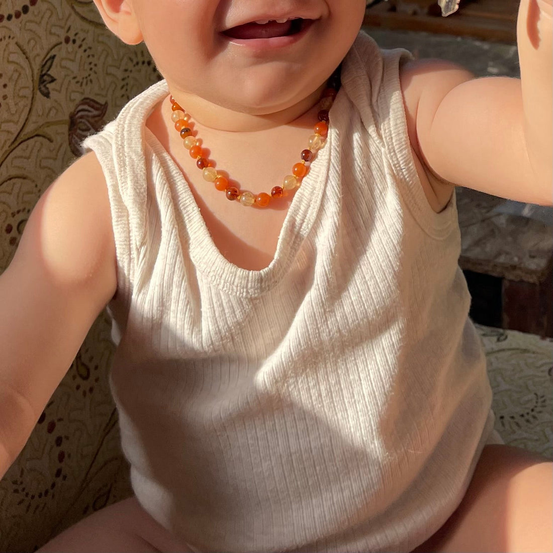 Ontdek de werking en veiligheid van barnsteen kettingen en armbanden voor baby's. Lees onze tips!