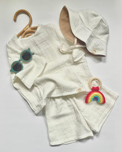 Neutrale ecru set | T-shirt en short van katoenen mousseline met zomerse hoed