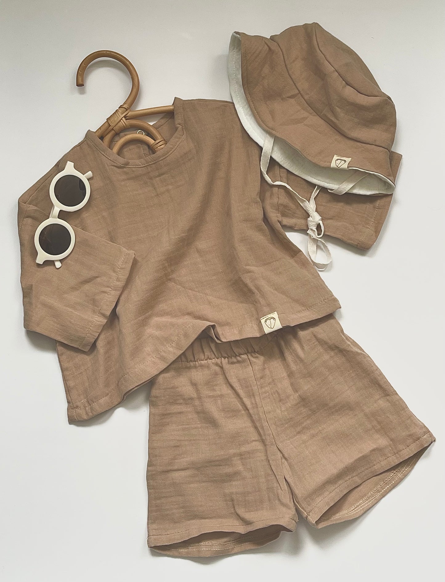 Neutrale bruine set | T-shirt en short van katoenen mousseline met zomerse hoed