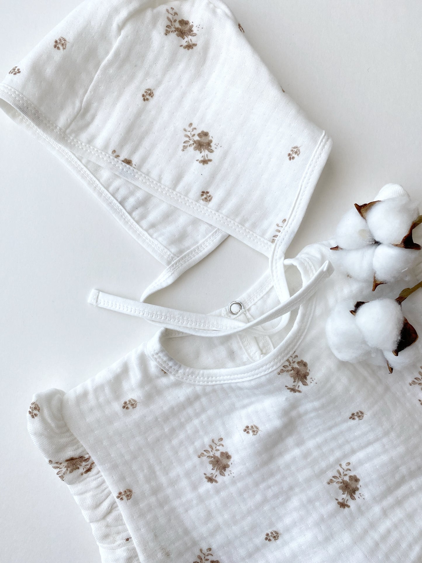 Baby Bruine bloemen Slabbetje & Bonnet | Organic Muslin