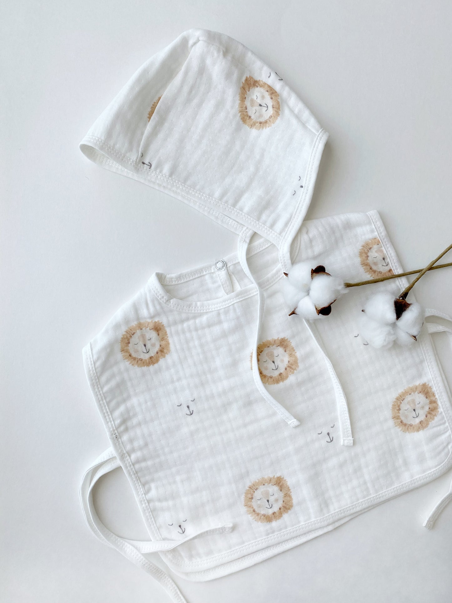 Lion Slabbetje & Bonnet | Organic Muslin