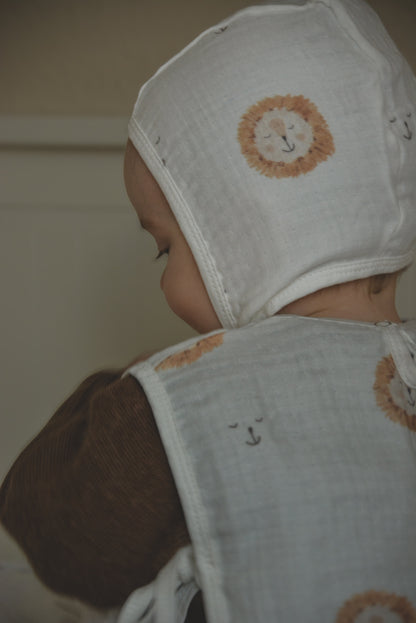 Leeuw Slabbetje & Bonnet | Organic Muslin