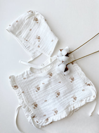 Bruine bloemen Slabbetje & Bonnet | Organic Muslin