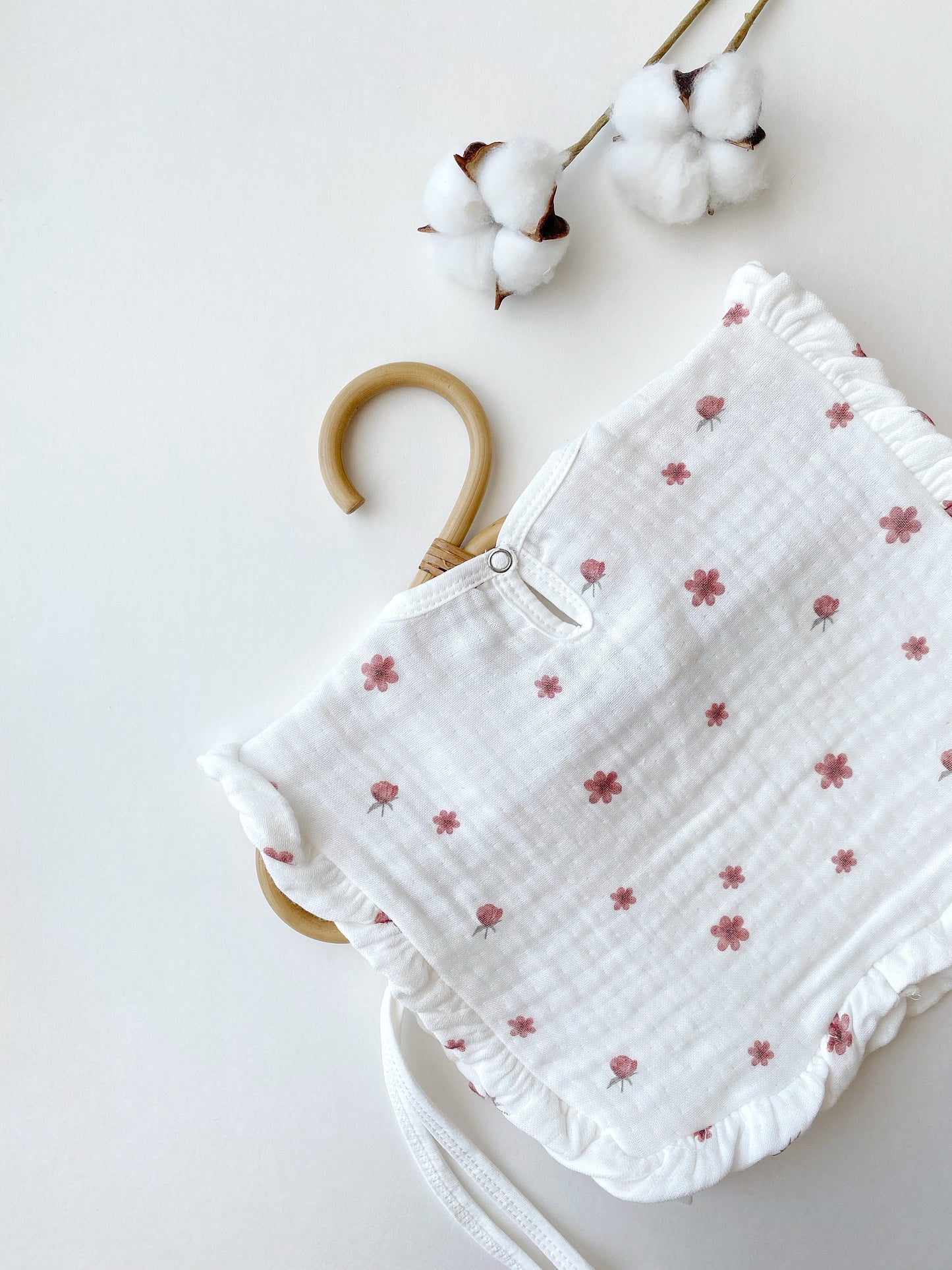 Rode bloemen Slabbetje & Bonnet | Organic Muslin