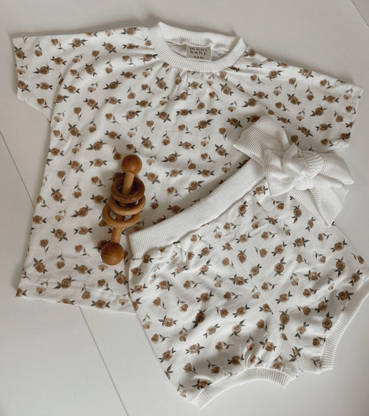 Zweiteiliges Baumwollset | T-Shirt und Shorts Braune Blumen